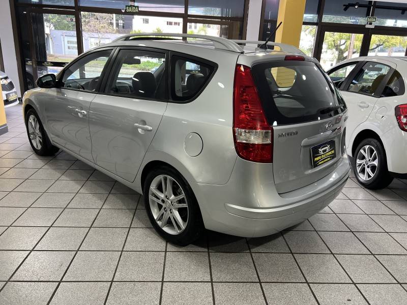 HYUNDAI - I30 CW - 2011/2011 - Prata - R$ 47.900,00