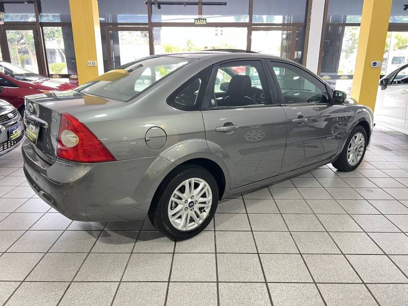 FORD - FOCUS - 2010/2010 - Cinza - R$ 38.900,00