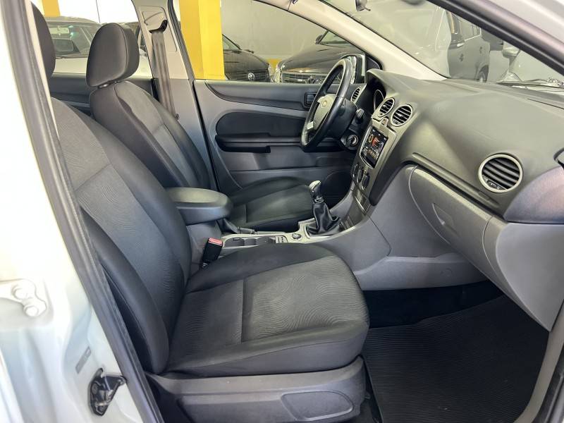 FORD - FOCUS - 2013/2013 - Branca - R$ 43.900,00