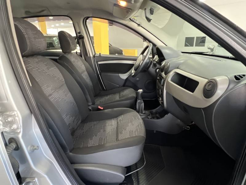 RENAULT - SANDERO - 2010/2010 - Prata - R$ 24.900,00