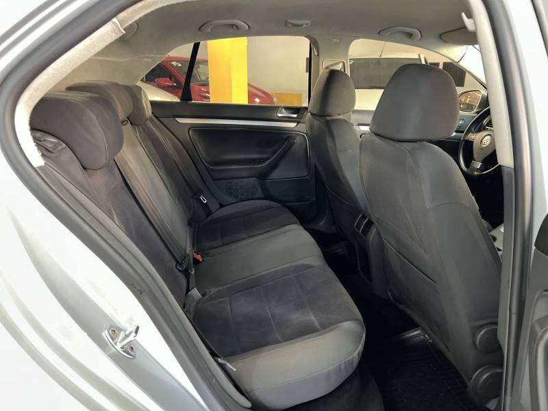 VOLKSWAGEN - JETTA - 2007/2008 - Prata - R$ 37.900,00