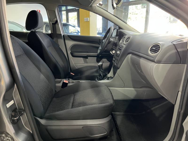 FORD - FOCUS - 2011/2011 - Prata - R$ 39.900,00