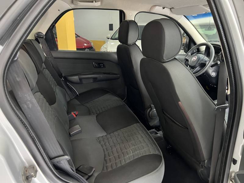 FIAT - PALIO - 2014/2015 - Prata - R$ 46.900,00