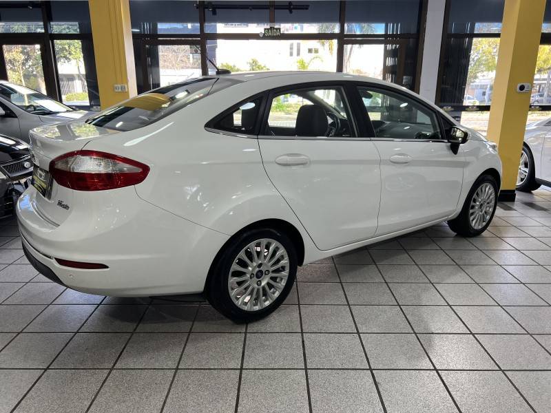 FORD - FIESTA - 2014/2014 - Branca - R$ 48.900,00