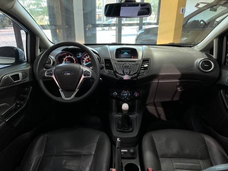 FORD - FIESTA - 2014/2015 - Prata - R$ 49.900,00
