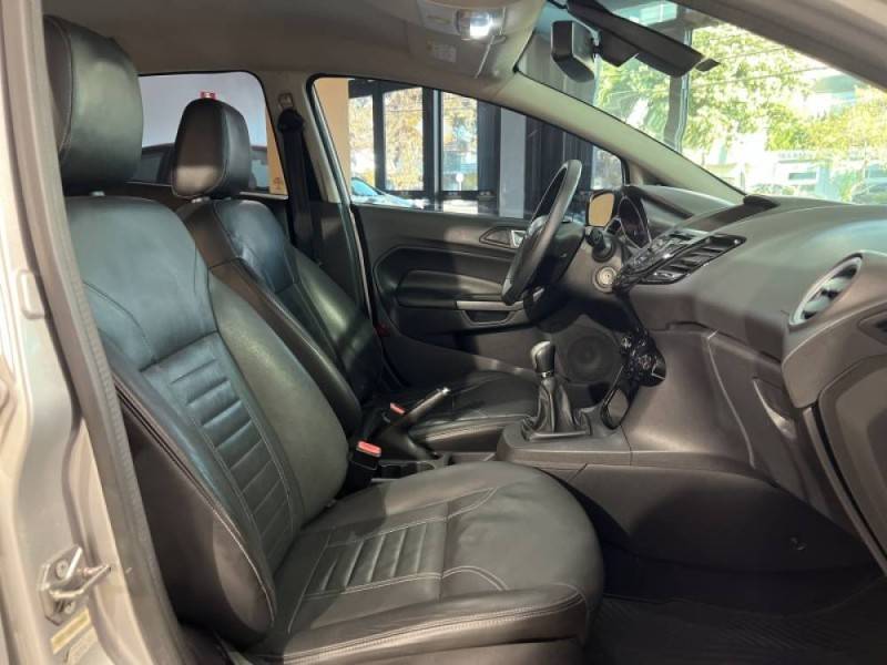 FORD - FIESTA - 2014/2015 - Prata - R$ 49.900,00