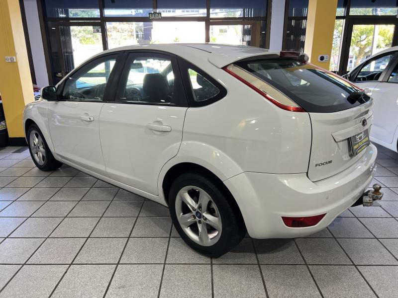 FORD - FOCUS - 2013/2013 - Branca - R$ 43.900,00
